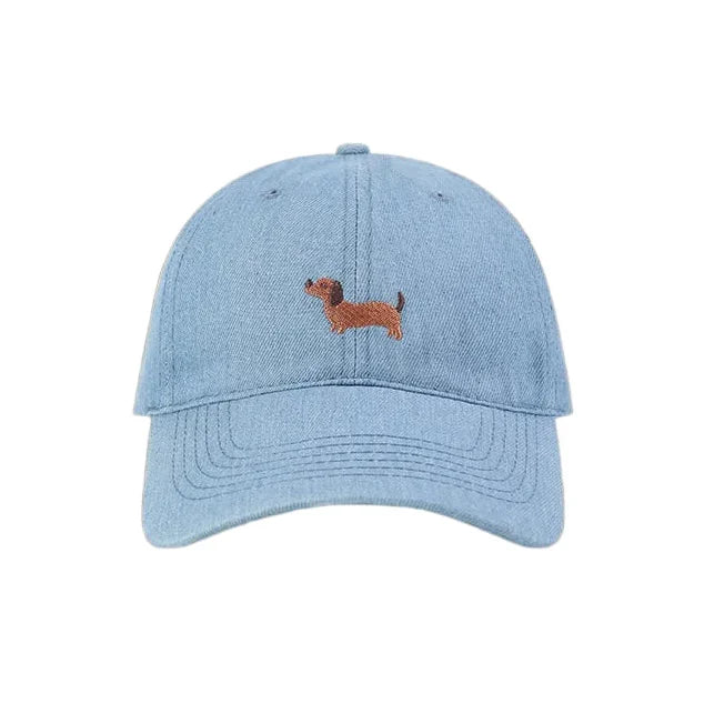 Casquette teckel brodée en denim bleu avec un joli motif de chien en fil de couleur marron