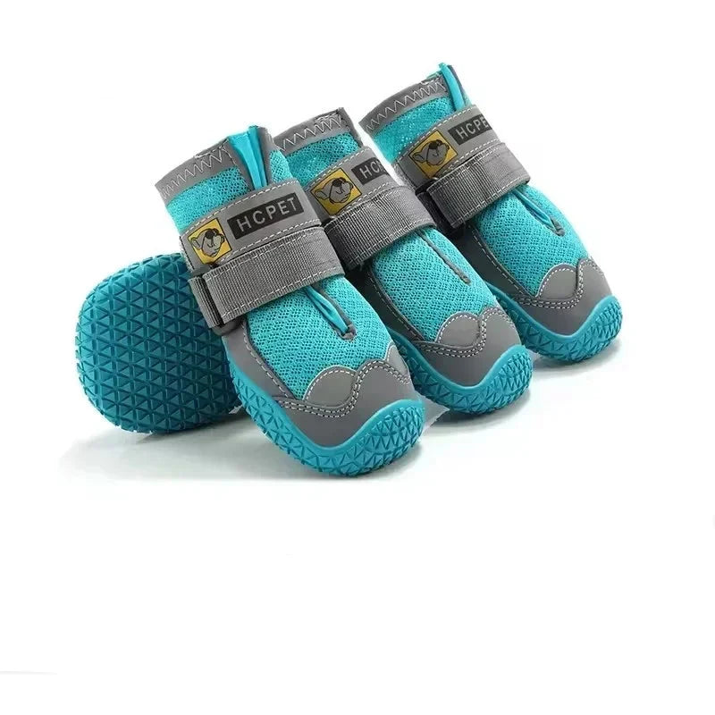 Chaussures pour chien bleues avec semelles antidérapantes et brides réglables pour protection animale
