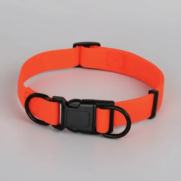 Collier chien imperméable orange avec boucle noire résistante et anneaux métalliques