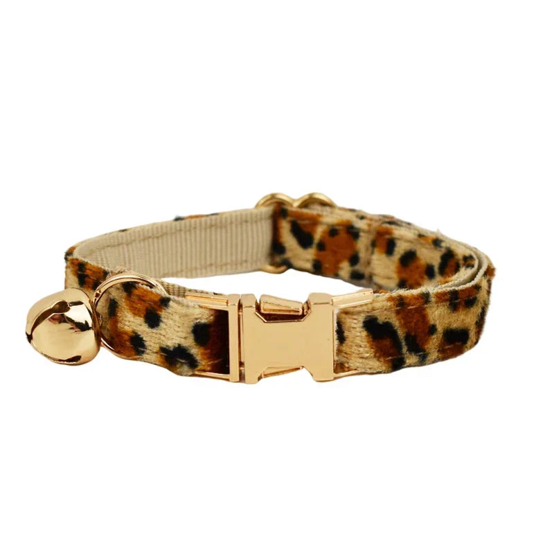 Oscar et Plume collier personnalisable chat motif léopard en velours avec boucle dorée et grelot