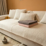 Couverture protection canapé en tissu pelucheux blanc avec coussins assortis pour salon confortable
