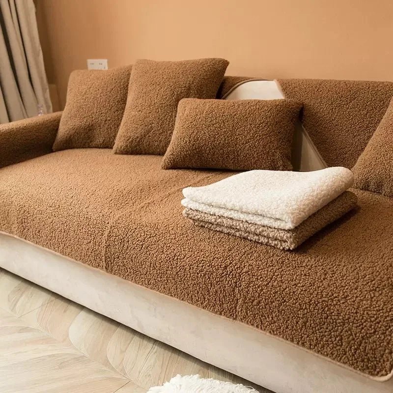 Couverture protection canapé en tissu peluche marron avec coussins assortis pour salon confortable