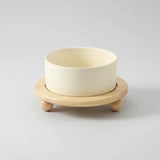 Gamelle céramique chat beige avec support en bois naturel et pieds ronds Oscar et Plume