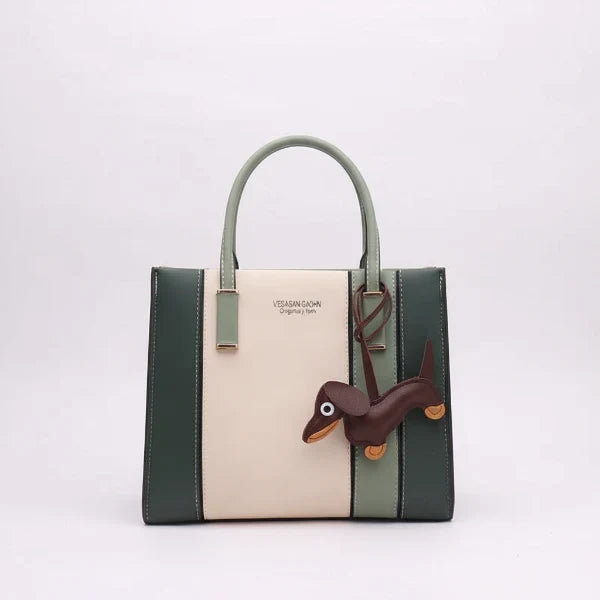 Porte-clés teckel cuir en forme de chien attaché à un sac élégant avec des couleurs modernes