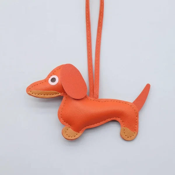 Porte-clés teckel cuir orange avec détails en cuir beige, idéal pour les amoureux des chiens