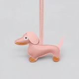 Porte-clés teckel cuir rose avec détails en simili cuir pour les amoureux des chiens