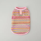 Pull léger pour chien à rayures colorées avec un col rose et un anneau en métal