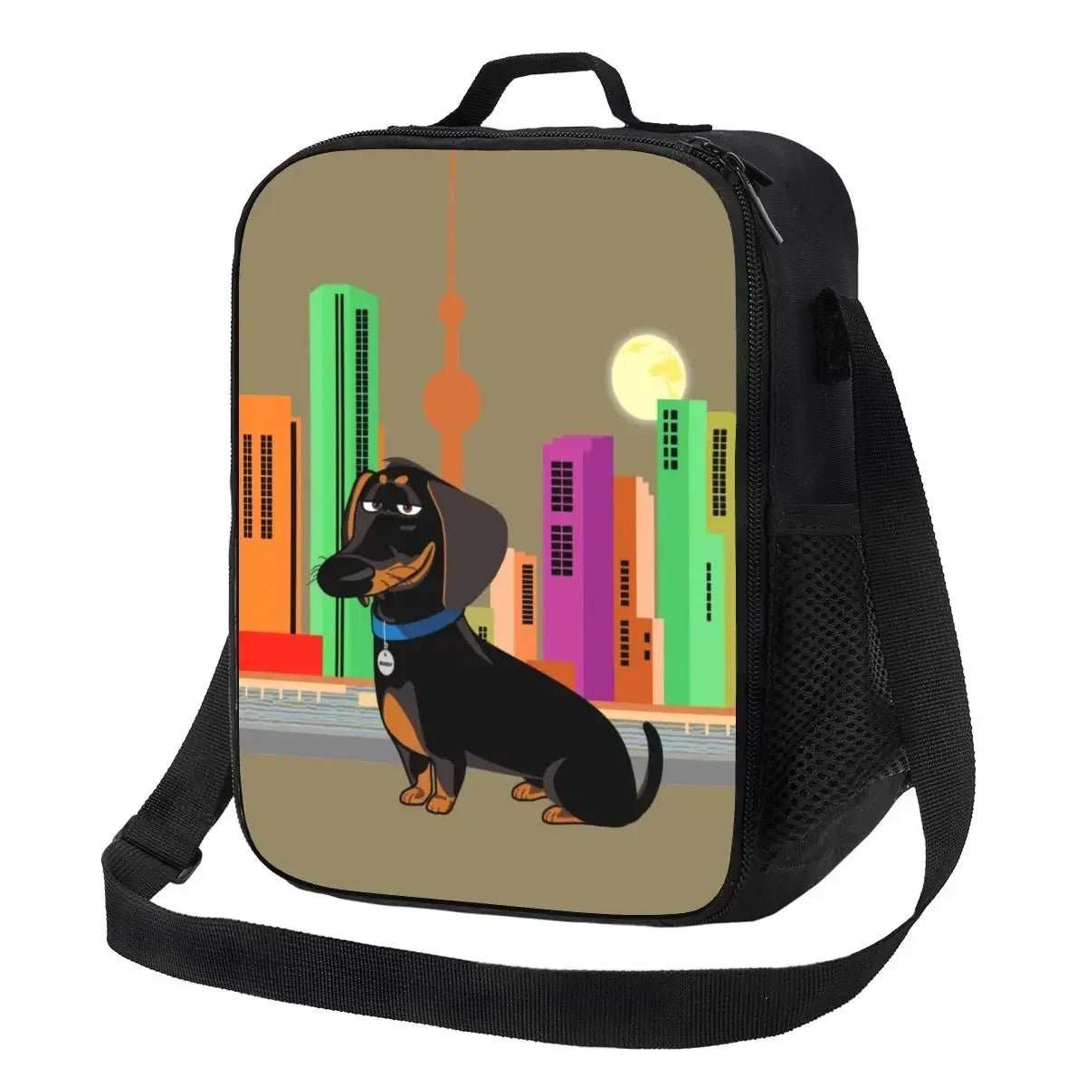 Sac isotherme design chien avec illustration de chien noir devant une ville colorée signé Oscar et Plume