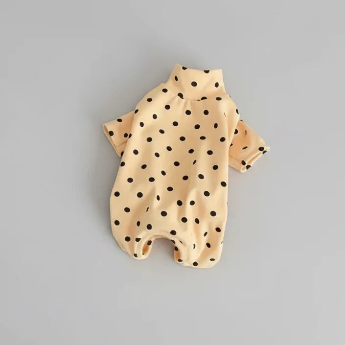 T-shirt en coton doux pour teckel à pois noirs sur fond jaune, confortable et stylé