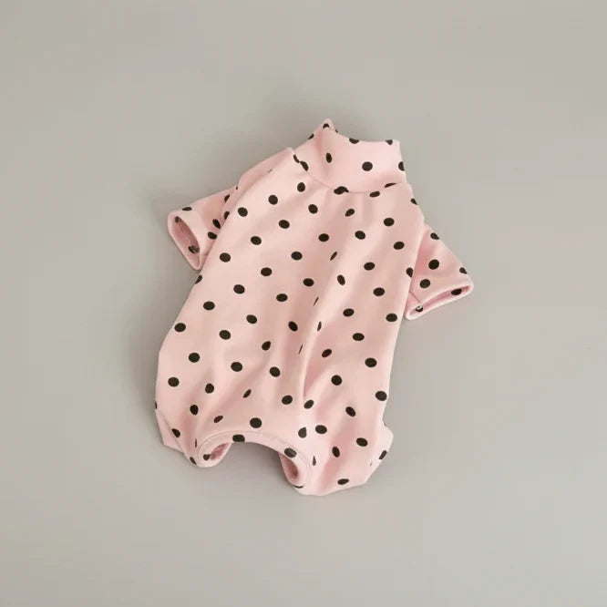 T-shirt en coton doux pour teckel à pois noirs sur fond rose, confortable et élégant