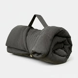 Tapis pour chien plié en gris avec une poignée de transport pratique pour un usage facile