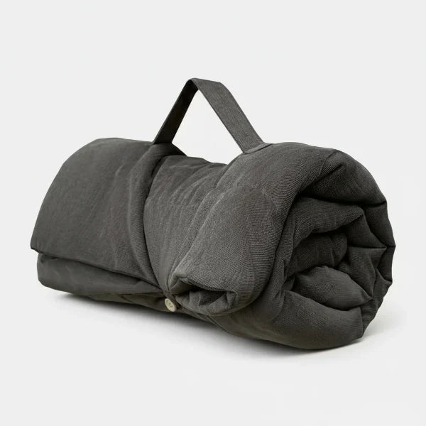 Tapis pour chien plié en gris avec une poignée de transport pratique pour un usage facile