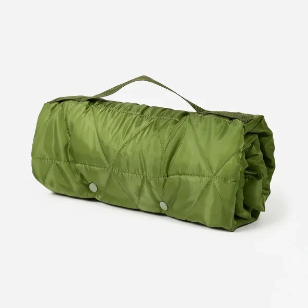 Tapis pour chien pliable en vert avec une poignée pour un transport facile et un design matelassé